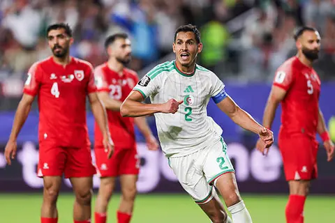 مدافع الجزائر: كنا الأفضل أمام الأردن.. وأظهرنا رد فعل قتالية